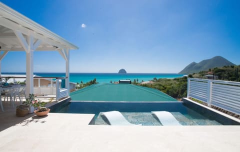 Villa Hoedic is a dream rental in Martinique. Enjoy its swimming pool and its terrace facing the sea.
