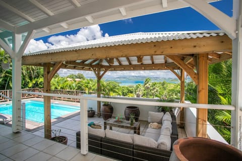 Renting the Horizon villa is the guarantee of a peaceful stay in Trois Ilets in Martinique. Enjoy its swimming pool and terrace facing the sea.