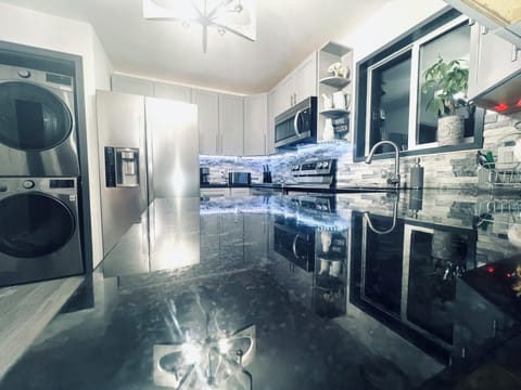 Fully equipped kitchen with washer and dryer