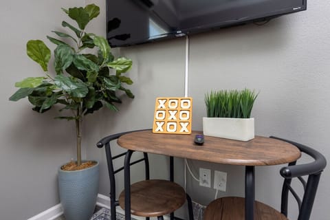 Dining Nook: Enjoy meals and games in this stylish 2-seater, complete with a Smart TV.