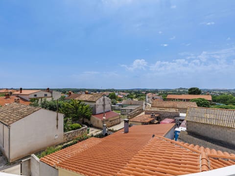 Sky, Roof, Daytime, Wall, Residential Area, House, Neighbourhood, Town, Home, Suburb