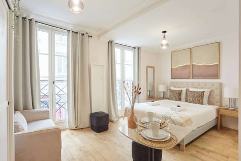 Chambre avec lit queen size, canapé lit simple (1 personne), cuisine ouverte et espace repas
