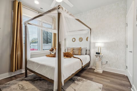 Caesar's Palace themed room, watch out for the Tiger!