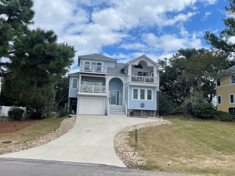 Welcome to The Sunny House! Semi-sound front! Amazing views and fun for everyone