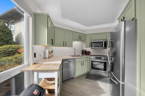 Fairway to Heaven- kitchen with updated appliances