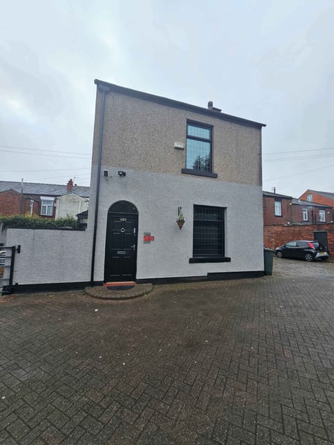 Exterior of Malvern Street
Street-facing view of the Malvern Street, a traditional house with easy access to local amenities and transport links at Hosterooo (Rochdale).