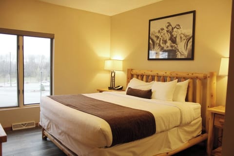 Unit with King bed. Exact unit will be assigned upon arrival. Views, colors, and decor may vary.