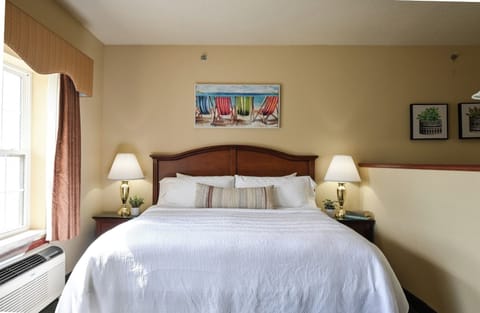 Unit with King bed. Exact unit will be assigned upon arrival. Views, colors, and decor may vary.