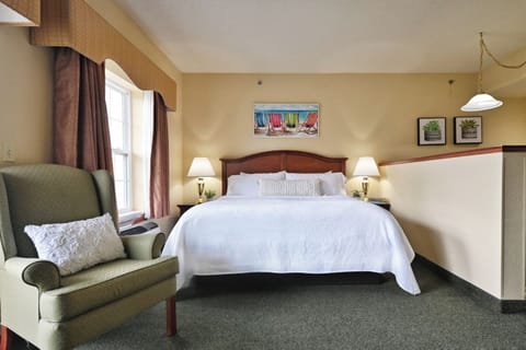 Unit with King bed. Exact unit will be assigned upon arrival. Views, colors, and decor may vary.