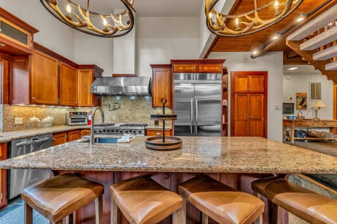 Kitchen: KitchenAid appliances, drip coffee maker, toaster, Crockpot, waffle maker, food processor