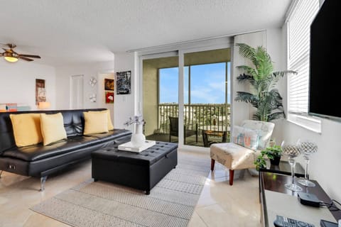 This chicly updated and decorated 7th floor Bonita Beach & Tennis studio is ready to be your home-base for a memorable beach getaway!