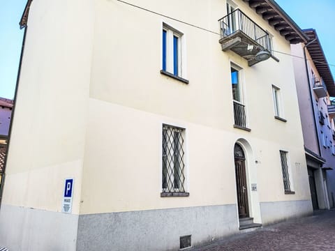 Wall, Door, Composite Material, Paint, Balcony, Iron, Plaster, Daylighting, Home Door