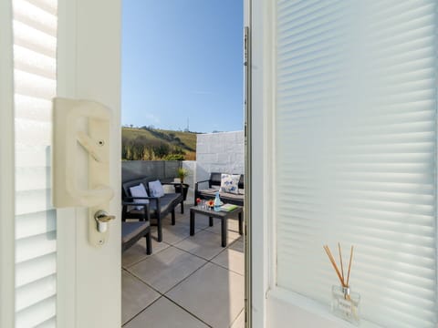 Houseplant, Window Covering, Flowerpot, Window Treatment, Window Blind, Balcony