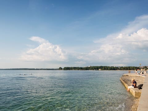 Sky, Blue, Water, Water Resources, Body Of Water, Daytime, Natural Environment, Horizon, Cloud