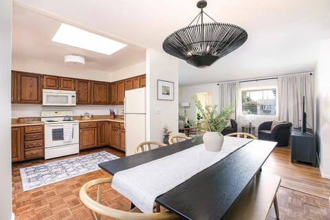 Dining Room - seats 6!