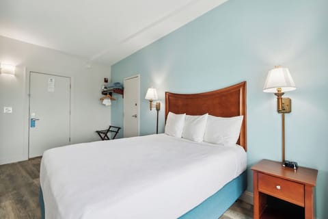 Unit with 1 Queen bed. Exact unit will be assigned upon arrival. Views, colors, and decor may vary.