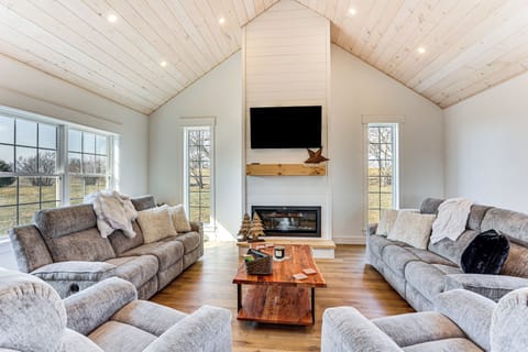 Ronks Vacation Rental | 5BR | 2.5BA | 2 Steps to Enter | 3,200 Sq Ft