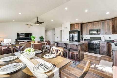Dining Area | Dishware & Flatware | Kitchen