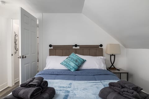 Take a nap in this cozy Queen bed after a demanding workday.