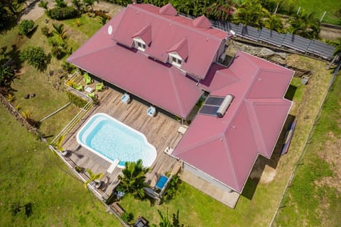
Renting the Fleury Noëlle villa is the guarantee of a peaceful stay in Martinique. Enjoy its swimming pool and its vast terrace.
