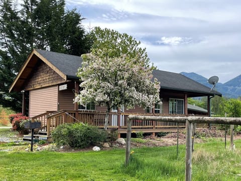 Eagle cabin with 3/4 wrap around deck