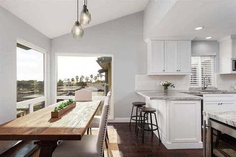 Fully-stocked kitchen with bar stool seating