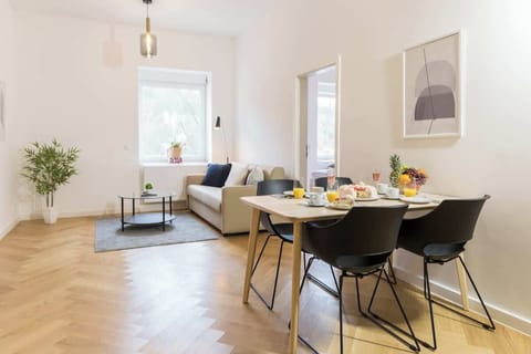 Die Nähe von Küche und Wohnbereich schafft eine perfekte Balance. Kochen wird zum geselligen Erlebnis, während Sie gleichzeitig mit Familie oder Freunden das gemütliche Ambiente im Wohnzimmer genießen.