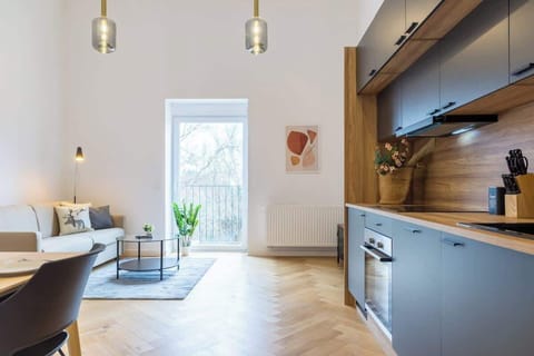 Mit der offenen Raumgestaltung fließen Küche, Essbereich und Wohnzimmer harmonisch zusammen. Hier wird jeder Moment zu etwas Besonderem – ob beim Kochen, Essen oder einfach Entspannen im stilvollen Ambiente.