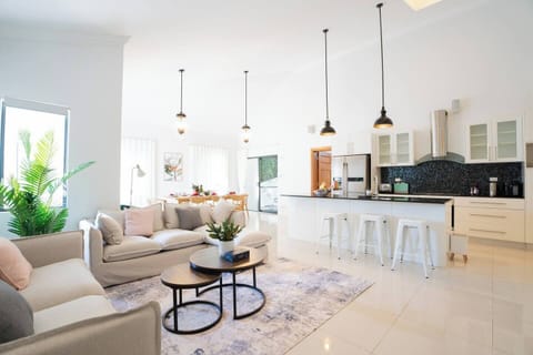 LG = >"Common areas of the kitchen, dining room, and living room."