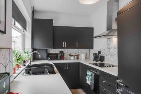 Kitchen:
A fully fitted kitchen with everything you need for a comfortable stay, featuring a microwave, electric kettle, oven, stove, fridge, basic cooking utensils, and wine glasses — perfect for cooking meals or enjoying a relaxed night in.