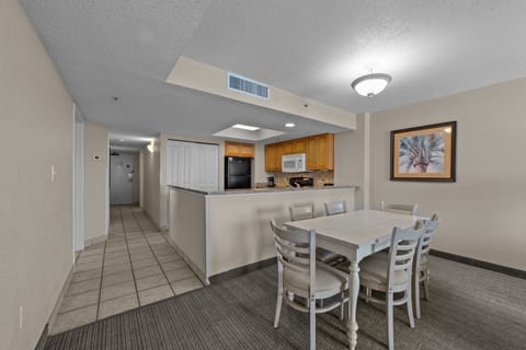 Dining Area & Kitchen