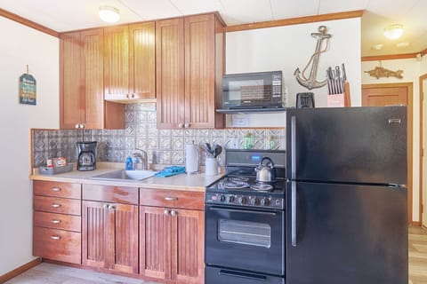 Fully equipped kitchen — just like home. 🍳🍽️