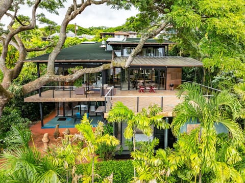 Enjoy the perfect blend of privacy and nature in this secluded luxury rainforest retreat: Tantalus Glass House