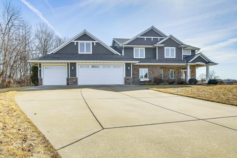 Parking | Garage (3 Vehicles) | Driveway (4 Vehicles)