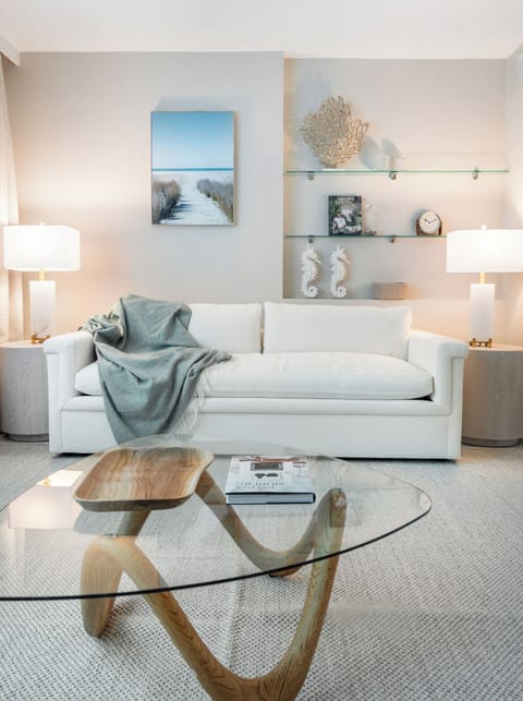Sofà queen bed, and space that can be used as second room.