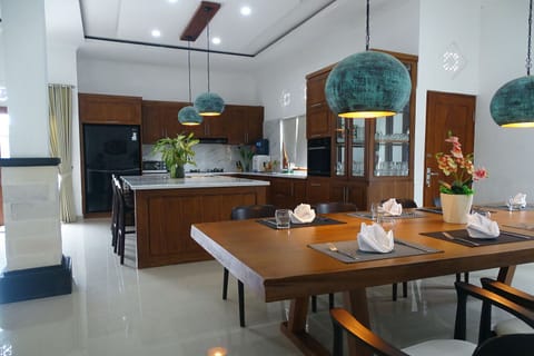 Kitchen & Dining Area