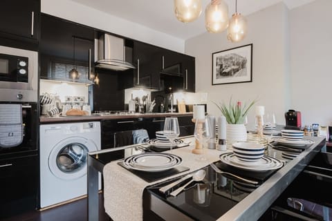 Licata's Apartment Kitchen/Dining Area - StayCotswold