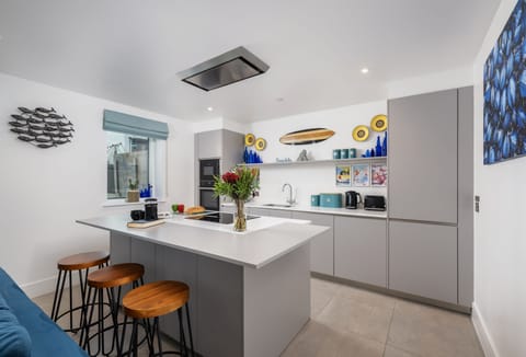 1 Cliff Edge, Newquay: The stylish kitchen is superbly equipped