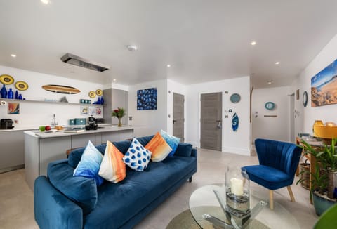 1 Cliff Edge, Newquay: The open-plan living area is light and spacious