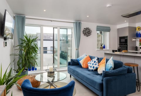 1 Cliff Edge, Newquay: The sitting area provides direct access to your balcony, where you can enjoy the midday sun