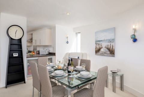 2 Bolowthas Court, Newquay: Dining area with seating for six guests