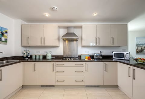 2 Bolowthas Court, Newquay: The kitchen is well-equipped with everything you'll need during your stay