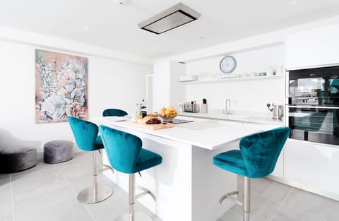 28â€¯Cliffâ€¯Edge in Newquay. Fully equipped kitchen and dining area