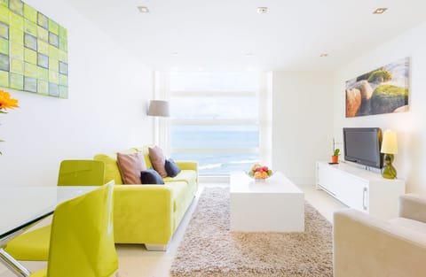 Welcome to 28 Rocklands, a stylish and contemporary apartment that promises an unforgettable Cornish escape