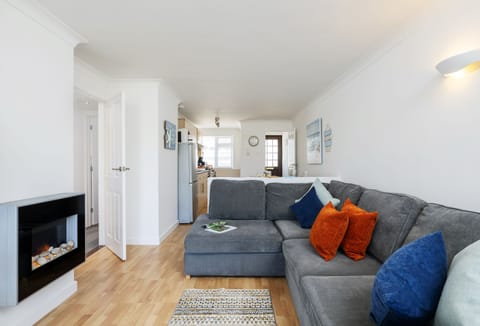 3 Europa Court, Mawgan Porth: The cosy sitting room features a comfortable sofa, Smart Television and sliding patio doors