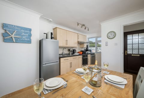 3 Europa Court, Mawgan Porth: Kitchen with electric oven and hob, fridge, microwave, fridge/freezer, dishwasher and washing machine