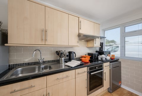 3 Europa Court, Mawgan Porth: Kitchen/dining area with a lovely table seating six guests