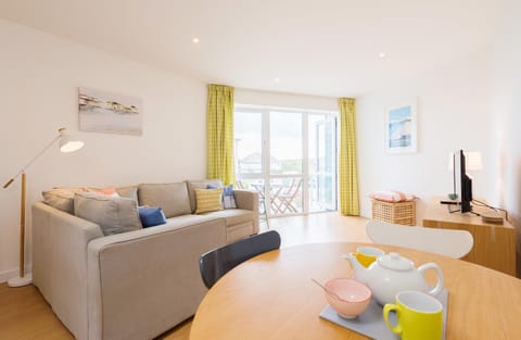 41 Tre Lowen is a stylish, comfortable one-bedroom apartment just moments from Fistral Beach and the vibrant heart of Newquay