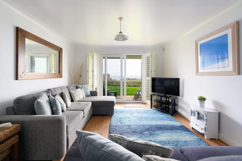 Welcome to Headland View, a comfortable coastal retreat situated between Fistral Beach and Newquay Harbour