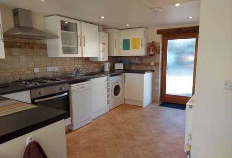 Little Owl, Newquay: While the kitchen is superbly equipped with an electric oven and gas hob, microwave, fridge, dishwasher, and washing machine